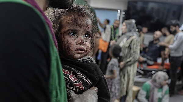 Bakanlığın Sözcüsü Eşref el-Kudra, Gazze'de 7 Ekim'den bu yana öldürülenlerin sayısının 4 bin 104'ü çocuk, 2 bin 641'i kadın olmak üzere 10 bin 22'ye çıktığını ifade etti.