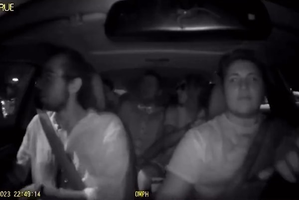 Arka koltuğa 3 kişi binince biraz sıkışan gençlerden birisi, "Ben yabancı değilim. Ben senin kirvenim" dedi. Diğeri ise, "Ben onun kirvesiyim bir şey olmaz" dedi.