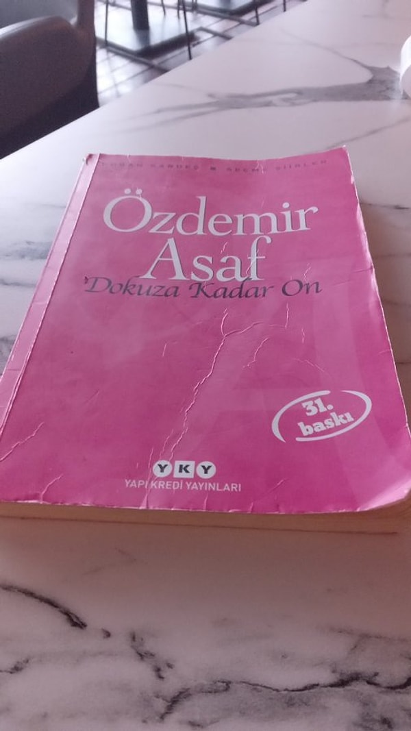 Ankara'da bir restoran, müşterilerine hesabı şiir kitabı içinde sunuyor.