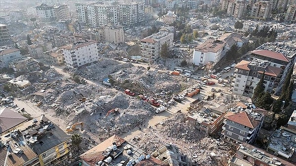 6 Şubat Pazartesi günü meydana gelen 7.7 ve 7.6 büyüklüğündeki depremler 11 ilimizi harabeye çevirmişti. Yerle bir olan binaların altında kalan 50 binden fazla kişi hayatını kaybetti.