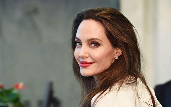 Voight, aynı zamanda kızı Angelina Jolie'nin İsrail hakkında daha önce yaptığı açıklamaları da eleştirdi.