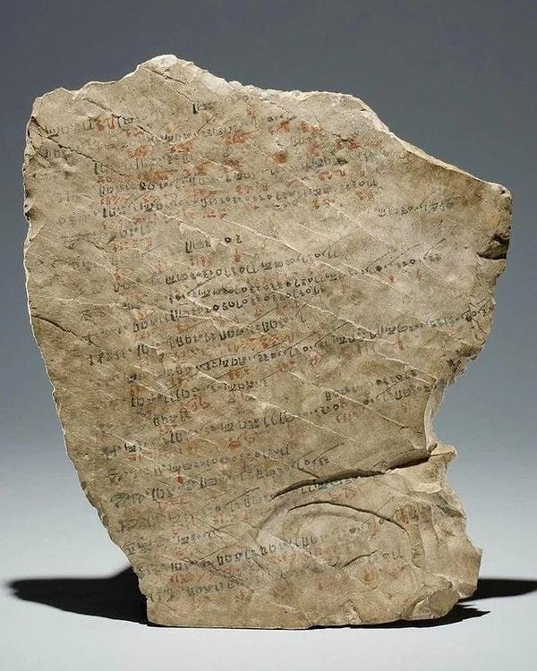 6. Antik Mısır'da işçilerin işe gelmeme nedenlerinin yazıldığı 3250 yıllık tablet.