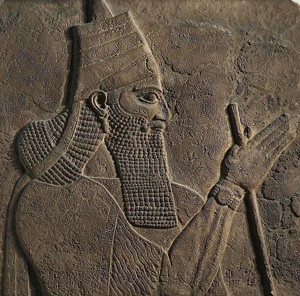 9. Asur kralı üçüncü Tiglath-Pileser'i tasvir eden 2.600 yıllık bir dikili taş.