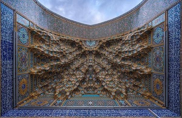 10. İran'ın Kum kentindeki Fatima Masumeh Türbesi'nin eyvan girişindeki dekoratif mukarnas tonozu.
