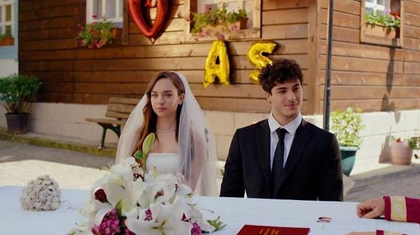 Genç oyuncular Eylül Tumbar ve Enes Koçak'ın canlandırdığı Alize ve Serkan karakterlerinin bir dargın bir barışık ilişkilerini konu alan dizi bu defa bir çekim hatasıyla gündeme geldi.