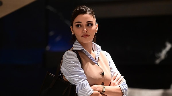 Dizide Savcı Leyla'yı canlandıran Hande Erçel genellikle oyunculuğuyla ilgili kötü eleştirilere maruz kalıyordu.