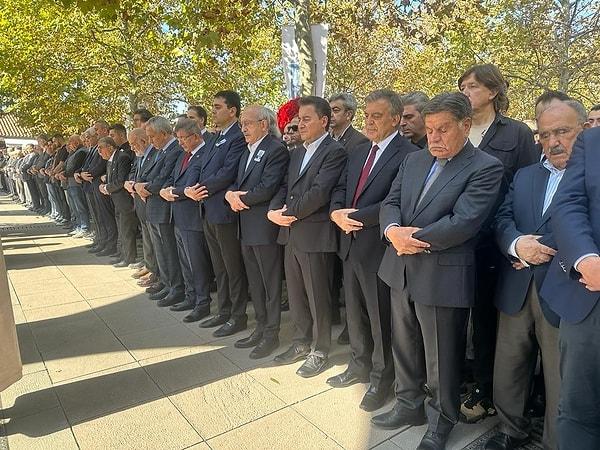 Hilmi Babacan’ın cenazesine DEVA Partisi Genel Başkanı Ali Babacan, ailesi ve çok sayıda seveninin yanı sıra Türk siyasetinin önde gelen isimleri de katıldı.