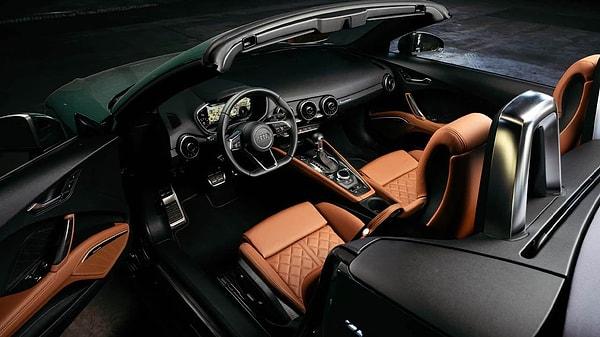 Otomobil, tıpkı dış tarafında olduğu gibi iç mekan tasarımı ile de bizleri eskiye götürüyor. Aracın özellikle karbon fiber ile bütünleşen turuncu renkteki iç mekan detayları ilk Audi TT modelini tekrardan hatırlatıyor.