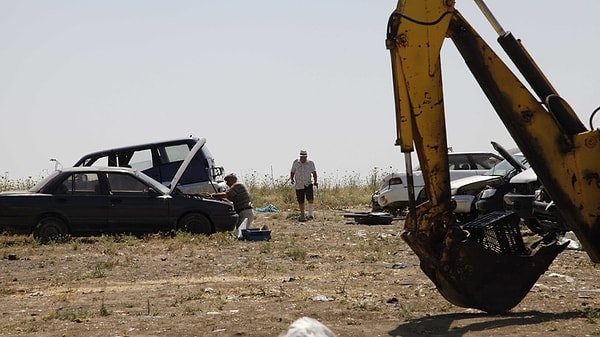 Günel ayağını kırdıktan sonra can sıkıntısıyla da baş etmek zorunda kaldığından, kamerasıyla yan villadaki Şefik'i izleyerek oyalanmak gibi bir amaç ediniyor kendine.