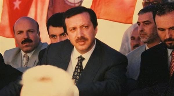 Cumhurbaşkanı Erdoğan'ın belediye başkanlığı döneminden bahseden Cübbeli, "Tayyip Bey'in belediye başkanlığında Mahmut Efendi kurtardı. Susuzluktan bitmişti belediye. Çünkü CHP'den gelmişti" dedi.