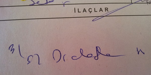 Bu durumun arkasında yatan nedenler arasında doktorların yoğun çalışma temposu ve sürekli not almanın getirdiği aceleci yazı tarzı bulunmaktadır.