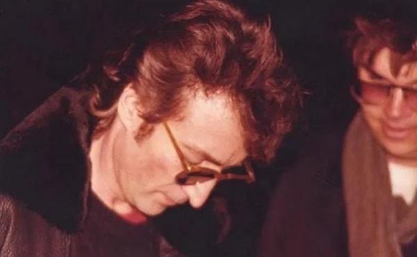 2. John Lennon, gelecekteki katili Mark David Chapman'e imza verirken. (1980)