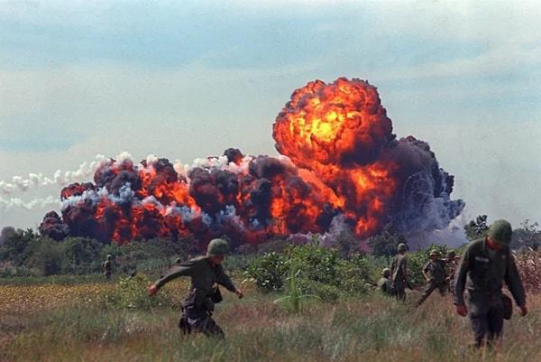 3. Güney Vietnam'da Napalm bombası. (1966)