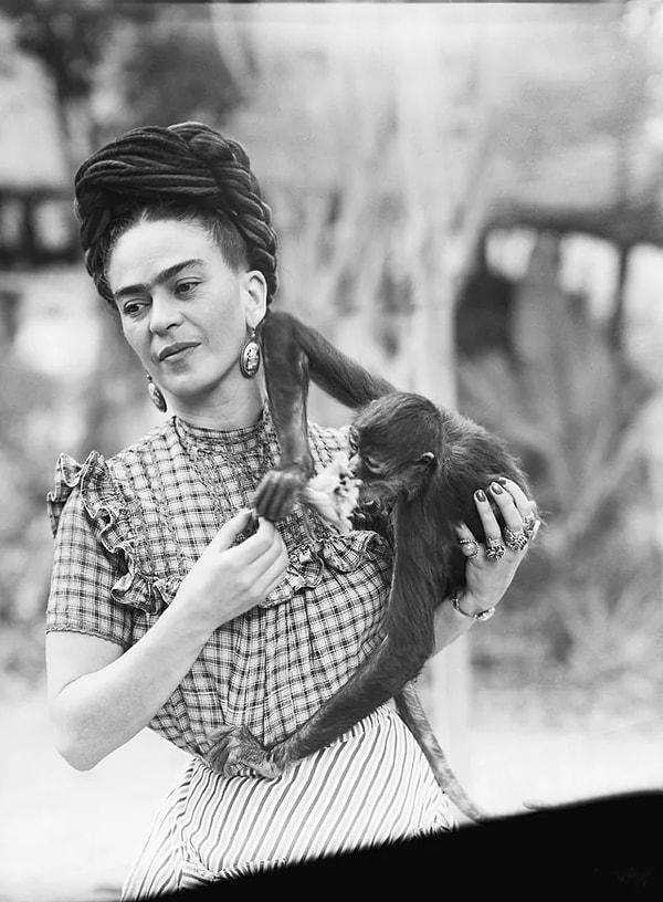 5. Meksikalı ressam Frida Kahlo, evcil hayvanı olan örümcek maymunuyla beraber. (1944)