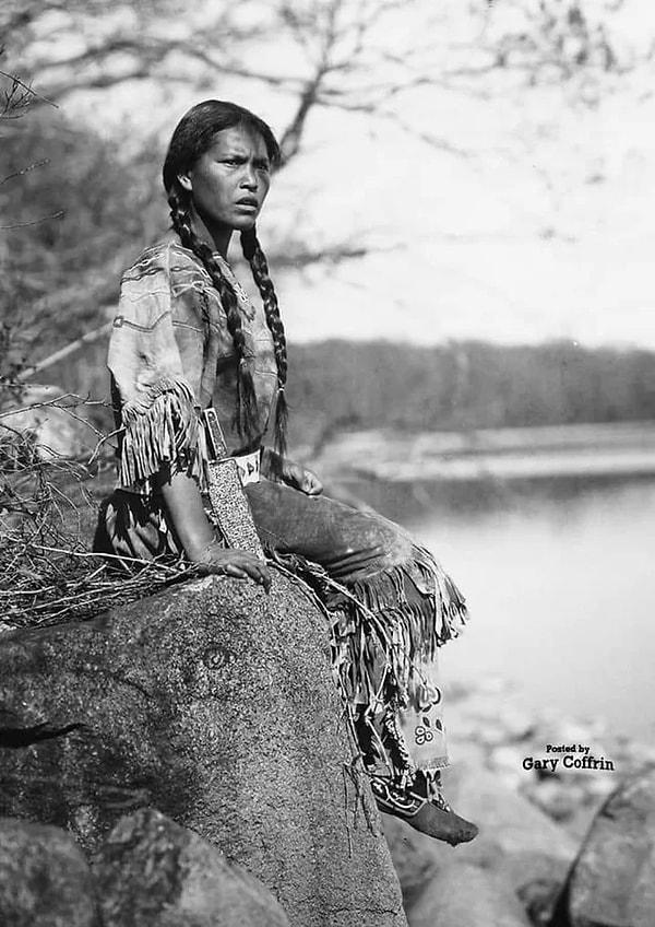 7. Eskiden Kuzey Amerika'da yaşamış bir Kızılderili halkına mensup kız. (1908)