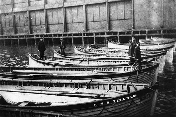 8. Yaşanan felaketin ardından New York Limanı'ndaki Titanik cankurtaran botları. (1912)