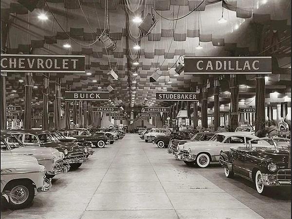 11. Philadelphia'da bir otomobil sergisi. (1949)