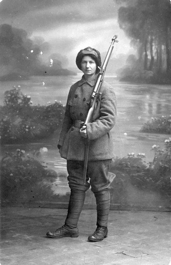 12. Bir kadın askerin fotoğrafı. (1918)
