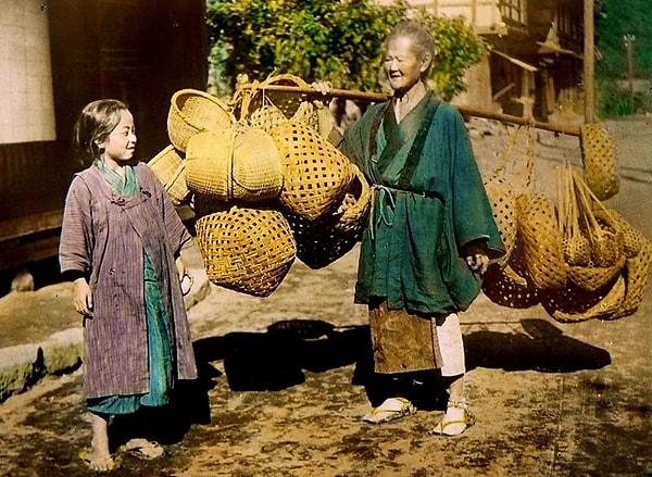 15. Sepet satan yaşlı bir kadın ve torunu. (Japonya, 1905-1920)