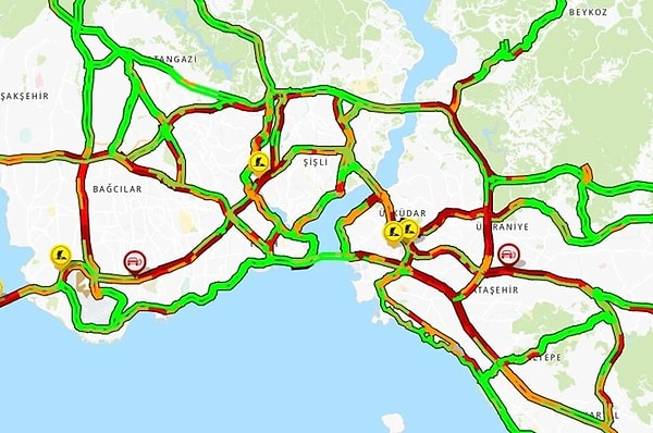 iBB Trafik uygulamasına göre yüzde 80'i geçen trafik yoğunluğu, saat 08.45 itibariyle yüzde 76 olarak ölçüldü.