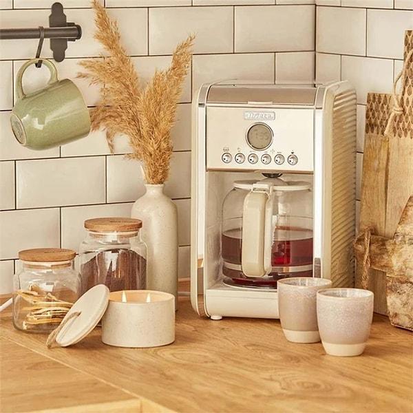 8. Mutfak demişken, vintage görünümlü bir filtre kahve makinesi de olmazsa olmazlardan.