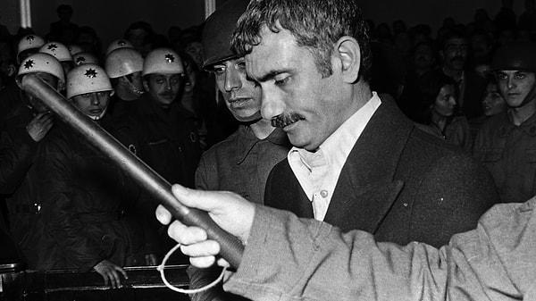 1974'te Endişe filminin çekimleri için gittiği Adana'da bir gazinoda bir yargıcı öldürme suçundan hapis cezası aldı. 1981'de ise izinli olarak çıktığı hapishaneden yurt dışına firar etti.