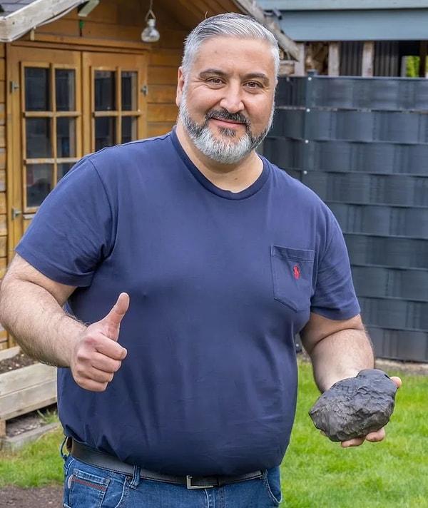Almanya’da Elmshorn kentinde yaşayan  Mehmet Şahin’in bahçesine yaklaşık 7 ay önce meteor düştü.