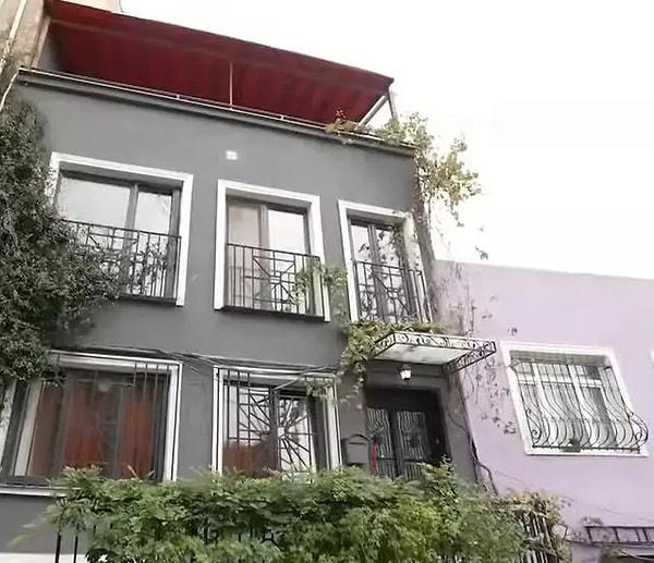Balat'taki üç katlı evinin kapılarını Evrim Akın'a açan Kapışmak, gerek evi gerek dizaynı ile herkesi hayran bıraktı.