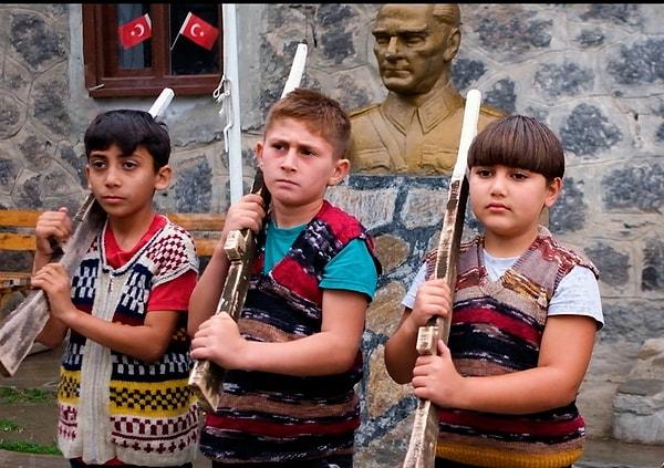 Kendi ahşaptan silahlarını yapan çocuklar, Atatürk büstünün önünde durup tekmil getirdi. Ardından uygun adımlarla yürüyerek nöbet değişimi yaptı.
