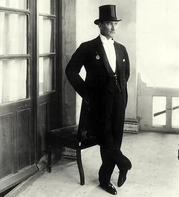 8. Yaşadığı devrin en şık lideri olarak ifade edilen Atatürk'ün takım elbiselerinin tasarımı kime aitti?