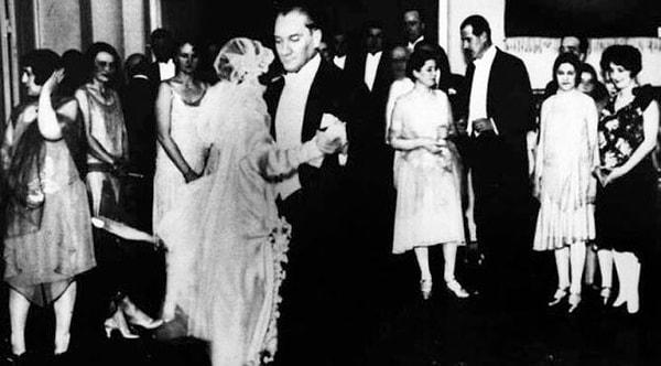 7. Sadece Zeybek oynarken dizlerinin üzerine çöken Mustafa Kemal Atatürk, salon dansları konusunda da yetenekliydi. Sizce Atatürk'ün en sevdiği salon dansı neydi?