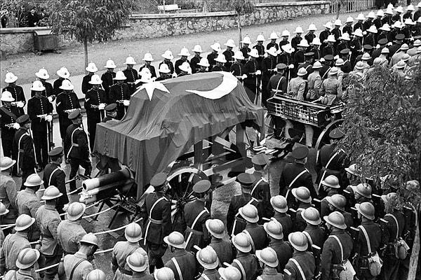 Milli Mücadele'nin başkumandanı, Türkiye Cumhuriyeti'nin kurucusu ve ilk cumhurbaşkanı Gazi Mustafa Kemal Atatürk, 10 Kasım 1938'de saat 09:05'te Dolmabahçe Sarayı'nda yaşamını yitirdi.