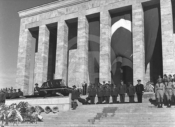 10 Kasım 1953'te Atatürk'ün cenazesi Ankara Etnografya Müzesi'nden alınarak, Cumhurbaşkanı Celâl Bayar'ın katıldığı bir törenle Anıtkabir'e getirildi.