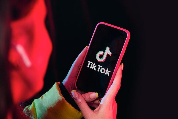 TikTok, 2021 yılında aylık aktif kullanıcı sayısında 1 milyar sınırını aşarak önemli bir başarıya imza attı.