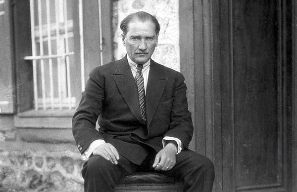 Henüz 57 yaşındayken 10 Kasım 1938'de hayatını kaybeden Türkiye Cumhuriyeti'nin kurucusu Mustafa Kemal Atatürk, her yıl olduğu gibi bugün de tüm yurtta büyük bir hüzün ile anılıyor.