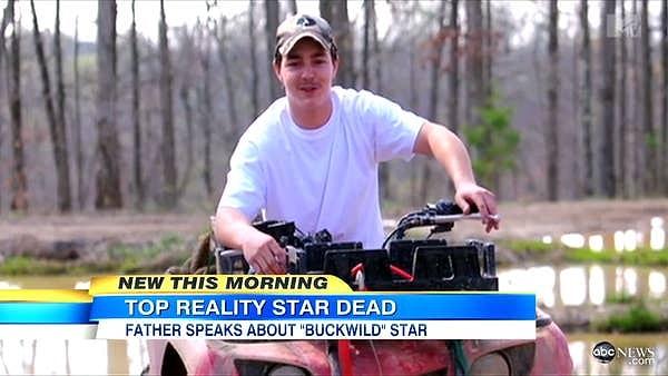 16. MTV dizisi Buckwild'in yıldızı Shain Gandee, diğer iki kişiyle birlikte karbon monoksit zehirlenmesi sonucu bir kamyonda ölü bulundu.