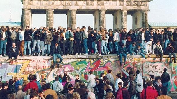5. Berlin Duvarı yıkıldı.
