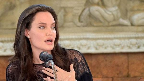 1. Angelina Jolie'nin bir tuhaf alışkanlığı var sizce o ne?