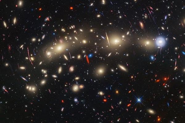 Dünya'dan yaklaşık 4,3 milyar ışık yılı uzaklıktaki MACS0416 galaksi kümesinin fotoğrafı yayımlandı.