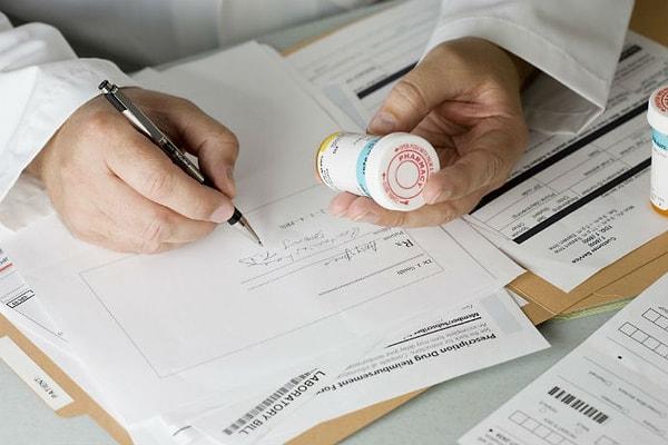 İzmir merkezli 6 ilde, 22 şüphelinin doktorların e-imza cihazlarını çaldığı tespit edildi.
