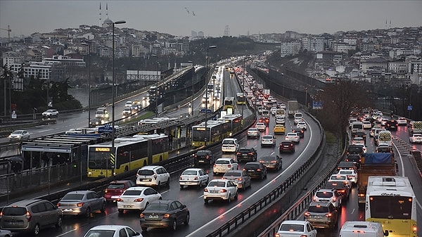 Anadolu Yakası’nın ana halteri olan D-100 karayolunda trafik sebebiyle araçlar kontak kapatma noktasına geldi.