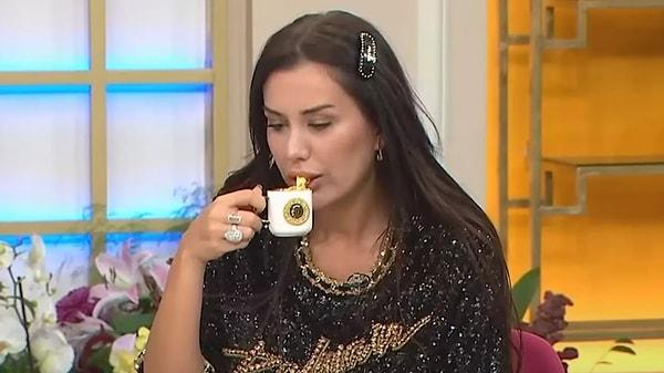 TV8 ekranlarında yayınlanan 2. Sayfa programına konuk olan Dilan Polat üzerinde tam altın yer alan bir fincan kahvenin içine altın tozu da ekleyip öyle içmişti.