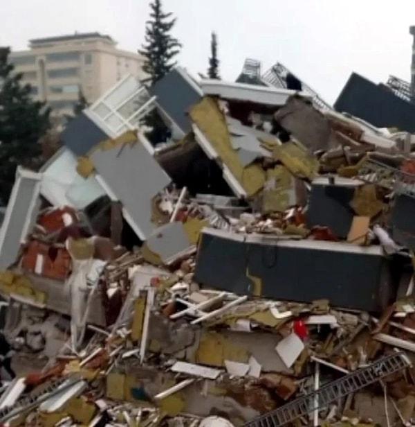 İlk depremde yıkılan Ezgi Apartmanı tam 36 kişiye mezar oldu. İlk iki katı Kervan Pastanesi’ne ait olan apartmanının bilirkişi raporunda bina kolonlarından birinin kesildiği ortaya çıktı.