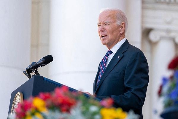 ABD Başkanı Joe Biden, Cumartesi günü Arlington Ulusal Mezarlığı’ndaki Gaziler Günü törenleri sırasında Meçhul Asker Anıtı’na çelenk bırakma törenine katıldı.