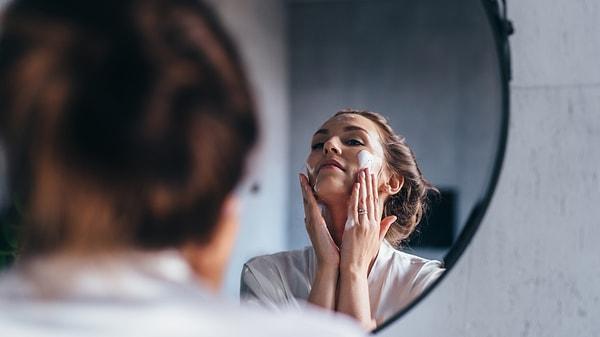 Bu bakım rutininin ilk ve en kritik aşaması, sabah ve akşam olmak üzere yüz temizleme jeli ile cildin temizlenmesi.