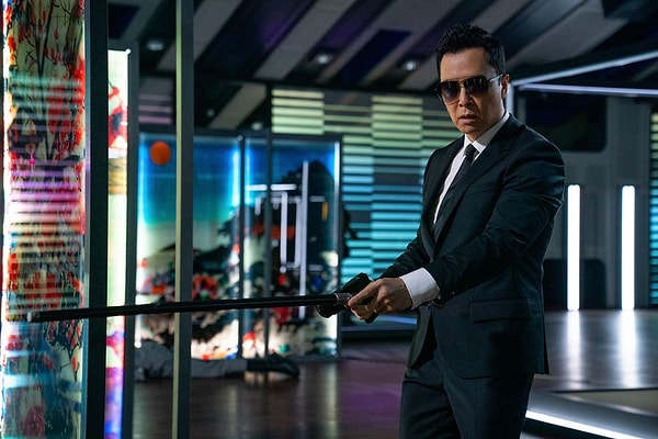 Donnie Yen, Rina Sawayama ve Shamier Anderson gibi isimlerin anıldığı bu açıklamalarda dizinin John Wick karakterine odaklanmak zorunda olmadığını, bunun yerine evrenin diğer detaylarını ve karakter özelliklerini keşfedeceğini vurguladı.