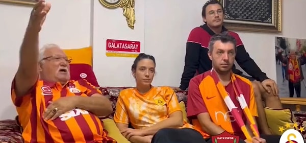 Karşılaşma 2-1 iken taraftarların "Üç,üç" diye bağırmasına sinirlenen Mümtaz Reis, “Hatayspor’a küfür ederim şöyle kaşarlı bir küfür, katmerli. Kaşınmayın! Dursun Özbek oradaydı bugün. Onlara yardıma gidiyordu, nankör herifler. ‘3’, ‘3’ diye bağırıyorlar. Fenerbahçe’ye niye bağırmadınız?” dedi.