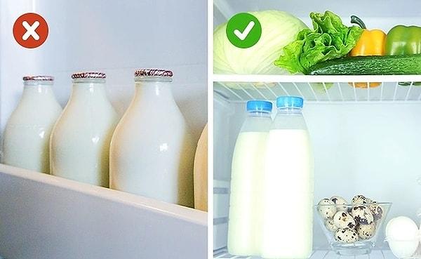 Buzdolabı kapağı süt saklamak için mükemmel bir yer gibi dursa da kapağın açılması sıcaklık değişimlerine yol açarak sütün raf ömrünü kısaltır.