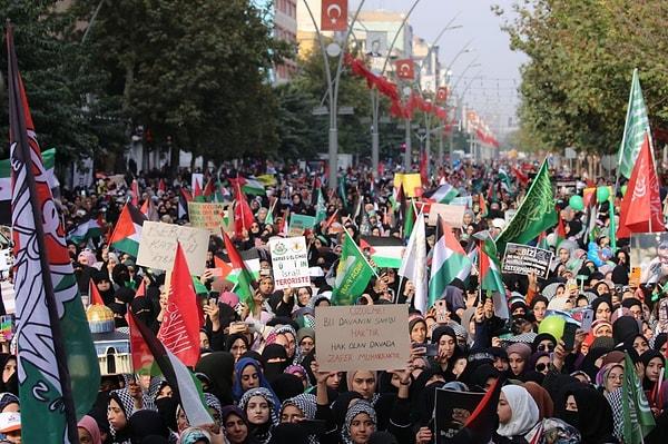 Miting alanına Filistin bayraklarıyla gelen katılımcılar, saldırıları protesto ederek İsrail aleyhine slogan attı.