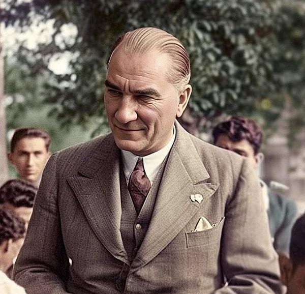 Mustafa Kemal Atatürk'ün yapay zeka kullanılarak oluşturulan fotoğrafları, özellikle 10 Kasım'da, sosyal medya kullanıcıları arasında büyük bir popülerlik kazanmıştı. Ancak bu sefer, Ulu Önder'in çekilmiş en net fotoğraflarından biri dikkatleri çekti.